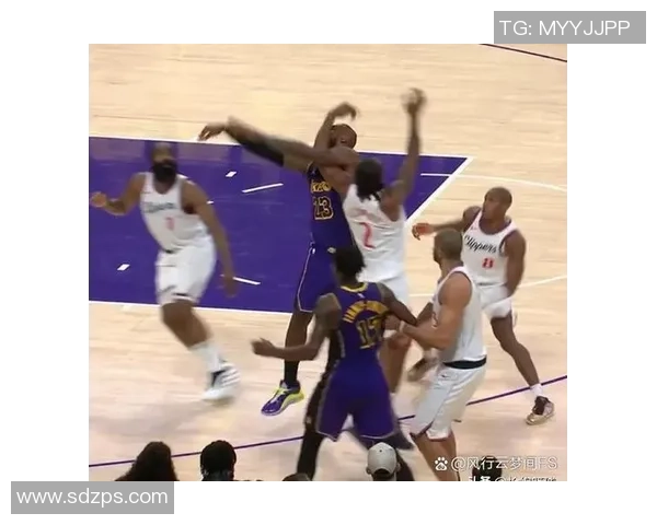 热火与湖人激战正酣拉杆对决引发球迷热议与期待