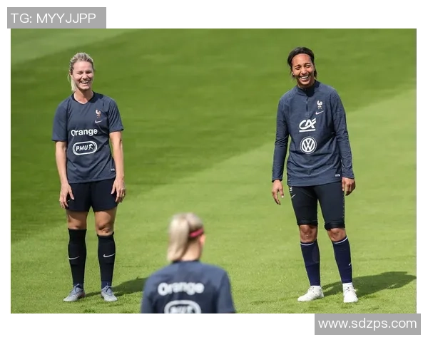 美国女足与法国女足激战正酣谁能在国际赛场上笑到最后